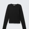 Schmal geschnittenes Langarmshirt aus Baumwolle – Schwarz Schmal geschnittenes Langarmshirt aus Baumwolle – Schwarz