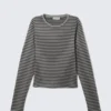 Schmal geschnittenes Langarmshirt aus Baumwolle – Schwarz-grau gestreift