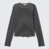 Schmal geschnittenes Langarmshirt aus Baumwolle – Schwarz-grau gestreift Schmal geschnittenes Langarmshirt aus Baumwolle – Schwarz-grau gestreift