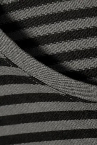 Schmal geschnittenes Langarmshirt aus Baumwolle – Schwarz-grau gestreift