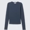 Schmal geschnittenes Langarmshirt – Dunkelstaubblau Schmal geschnittenes Langarmshirt – Dunkelstaubblau