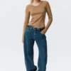 Schmal geschnittenes Langarmshirt mit V-Ausschnitt – Dunkelbeige Schmal geschnittenes Langarmshirt mit V-Ausschnitt – Dunkelbeige