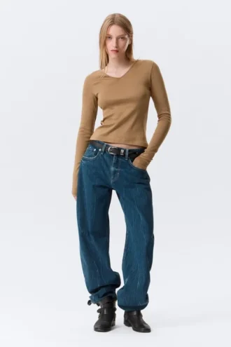 Schmal geschnittenes Langarmshirt mit V-Ausschnitt – Dunkelbeige Schmal geschnittenes Langarmshirt mit V-Ausschnitt – Dunkelbeige