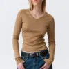 Schmal geschnittenes Langarmshirt mit V-Ausschnitt – Dunkelbeige Schmal geschnittenes Langarmshirt mit V-Ausschnitt – Dunkelbeige
