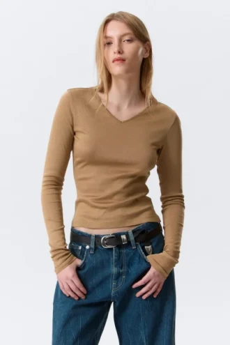 Schmal geschnittenes Langarmshirt mit V-Ausschnitt – Dunkelbeige Schmal geschnittenes Langarmshirt mit V-Ausschnitt – Dunkelbeige