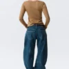 Schmal geschnittenes Langarmshirt mit V-Ausschnitt – Dunkelbeige Schmal geschnittenes Langarmshirt mit V-Ausschnitt – Dunkelbeige