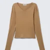 Schmal geschnittenes Langarmshirt mit V-Ausschnitt – Dunkelbeige Schmal geschnittenes Langarmshirt mit V-Ausschnitt – Dunkelbeige