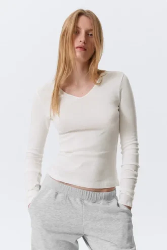 Schmal geschnittenes Langarmshirt mit V-Ausschnitt – Off-White