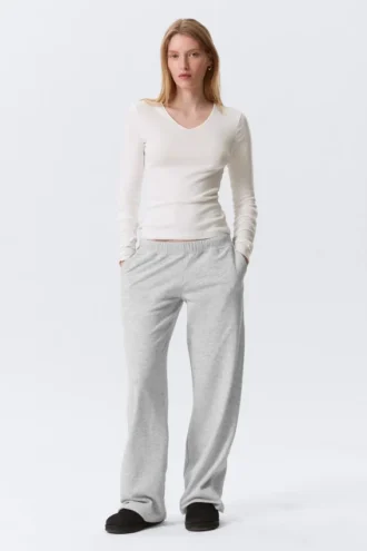 Schmal geschnittenes Langarmshirt mit V-Ausschnitt – Off-White