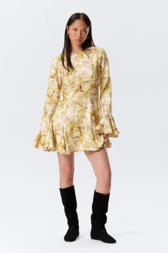 Schmal geschnittenes, langärmeliges Minikleid mit Volants – gelber Blumendruck