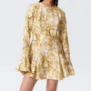 Schmal geschnittenes, langärmeliges Minikleid mit Volants – gelber Blumendruck Schmal geschnittenes, langärmeliges Minikleid mit Volants – gelber Blumendruck
