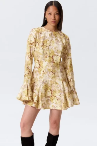 Schmal geschnittenes, langärmeliges Minikleid mit Volants – gelber Blumendruck