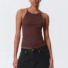 Schmal geschnittenes Racerback-Tanktop – Burgunderrot