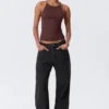 Schmal geschnittenes Racerback-Tanktop – Burgunderrot