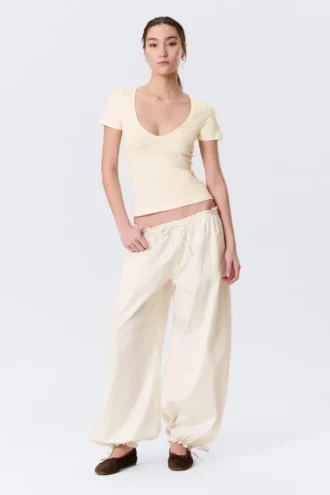 Schmal geschnittenes T-Shirt mit tiefem V-Ausschnitt – Creme