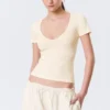 Schmal geschnittenes T-Shirt mit tiefem V-Ausschnitt – Creme Schmal geschnittenes T-Shirt mit tiefem V-Ausschnitt – Creme