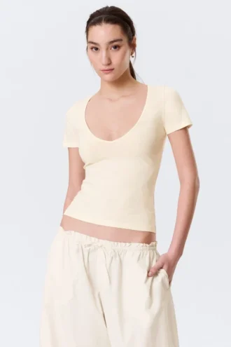 Schmal geschnittenes T-Shirt mit tiefem V-Ausschnitt – Creme