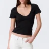Schmal geschnittenes T-Shirt mit tiefem V-Ausschnitt – Schwarz Schmal geschnittenes T-Shirt mit tiefem V-Ausschnitt – Schwarz
