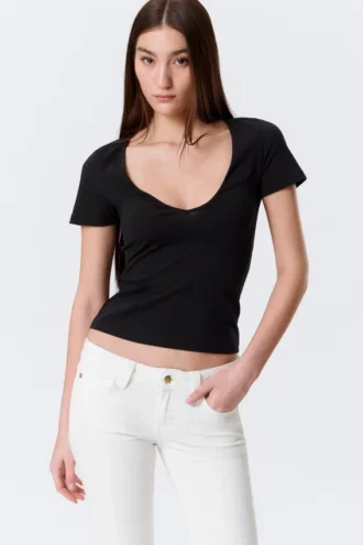 Schmal geschnittenes T-Shirt mit tiefem V-Ausschnitt – Schwarz