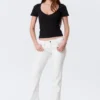 Schmal geschnittenes T-Shirt mit tiefem V-Ausschnitt – Schwarz Schmal geschnittenes T-Shirt mit tiefem V-Ausschnitt – Schwarz
