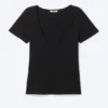 Schmal geschnittenes T-Shirt mit tiefem V-Ausschnitt – Schwarz Schmal geschnittenes T-Shirt mit tiefem V-Ausschnitt – Schwarz