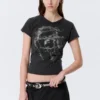 Schmal geschnittenes T-Shirt mit V-Ausschnitt und Aufdruck – Schwarz – Sci-Fi-Print Schmal geschnittenes T-Shirt mit V-Ausschnitt und Aufdruck – Schwarz – Sci-Fi-Print