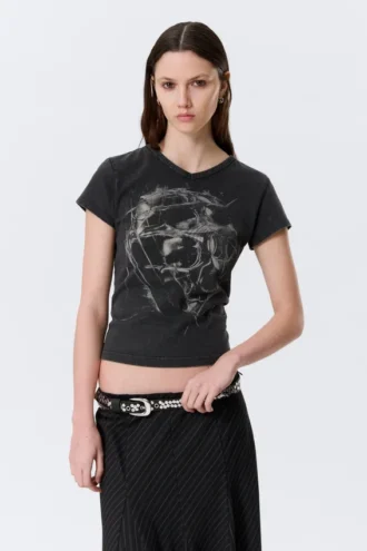 Schmal geschnittenes T-Shirt mit V-Ausschnitt und Aufdruck – Schwarz – Sci-Fi-Print