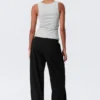 Schmal geschnittenes Tanktop mit geripptem Rundhalsausschnitt – Grau meliert Schmal geschnittenes Tanktop mit geripptem Rundhalsausschnitt – Grau meliert