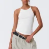Schmal geschnittenes Tanktop mit Racerback – Off-White Schmal geschnittenes Tanktop mit Racerback – Off-White