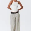 Schmal geschnittenes Tanktop mit Racerback – Off-White Schmal geschnittenes Tanktop mit Racerback – Off-White