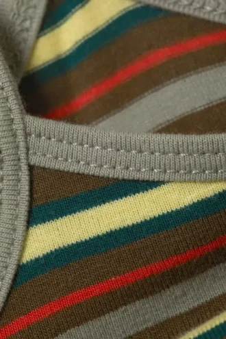 Schmal geschnittenes Tanktop mit Trägern – Braun mit mehreren Streifen