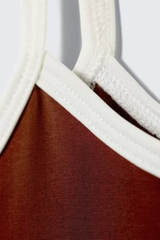 Schmal geschnittenes Tanktop mit Trägern – Burgunderrot & Weiß