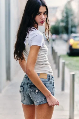 Schmale Low-Rise-Jeans-Hotpants – Fresh Blue – Hellblau