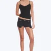 Schmale Low-Rise-Jeans-Hotpants – Tinten-Schwarz – Schwarz Schmale Low-Rise-Jeans-Hotpants – Tinten-Schwarz – Schwarz