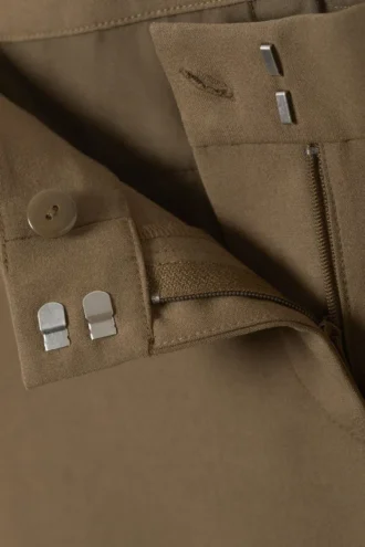 Schmale, tief sitzende Anzughose mit ausgestelltem Bein – Khaki-Grün