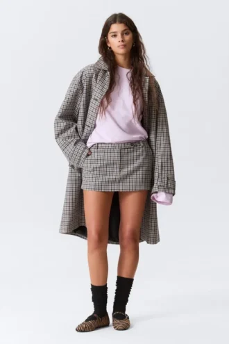 Schmaler Mini-Rock mit niedriger Leibhöhe – Weiß kariert