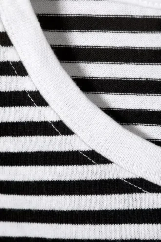 Schmales, kurzärmeliges Baumwoll-T-Shirt – schwarz-weiß gestreift