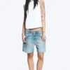 Schräg geschnittene Denim-Shorts mit niedriger Leibhöhe – Coastal Blue – Hellblau Schräg geschnittene Denim-Shorts mit niedriger Leibhöhe – Coastal Blue – Hellblau