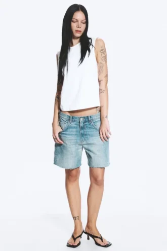 Schräg geschnittene Denim-Shorts mit niedriger Leibhöhe – Coastal Blue – Hellblau