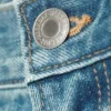 Schräg geschnittene Denim-Shorts mit niedriger Leibhöhe – Coastal Blue – Hellblau Schräg geschnittene Denim-Shorts mit niedriger Leibhöhe – Coastal Blue – Hellblau