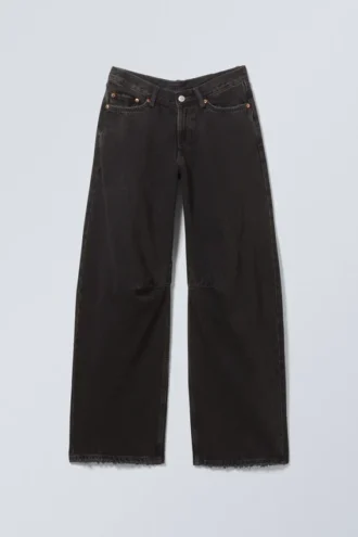 Schräg geschnittene, locker sitzende Barrel-Jeans mit niedriger Taille – Tuned Black