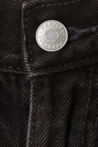 Schräg geschnittene, locker sitzende Barrel-Jeans mit niedriger Taille – Tuned Black