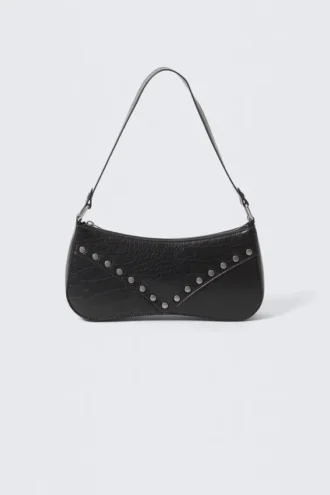 Schultertasche aus Kunstleder mit Nieten – Schwarz