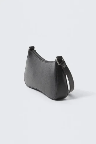 Schultertasche aus Kunstleder mit Nieten – Schwarz