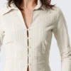 Slim-Fit-Bluse mit Struktur – Hellbeige Slim-Fit-Bluse mit Struktur – Hellbeige