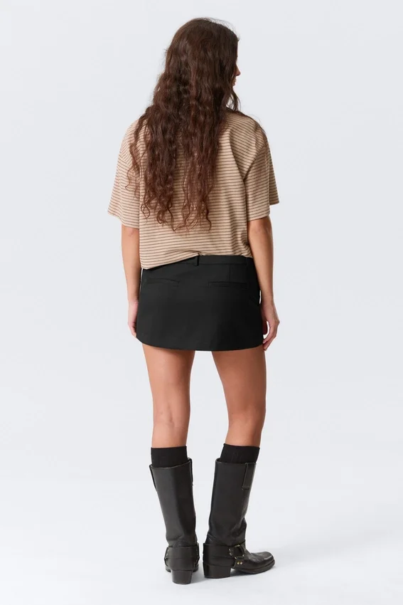 Slim-Fit-Mini-Röckchen mit niedriger Leibhöhe – Schwarz Slim-Fit-Mini-Röckchen mit niedriger Leibhöhe – Schwarz