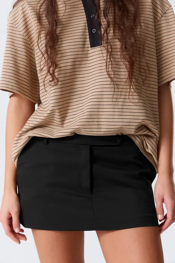 Slim-Fit-Mini-Röckchen mit niedriger Leibhöhe – Schwarz Slim-Fit-Mini-Röckchen mit niedriger Leibhöhe – Schwarz