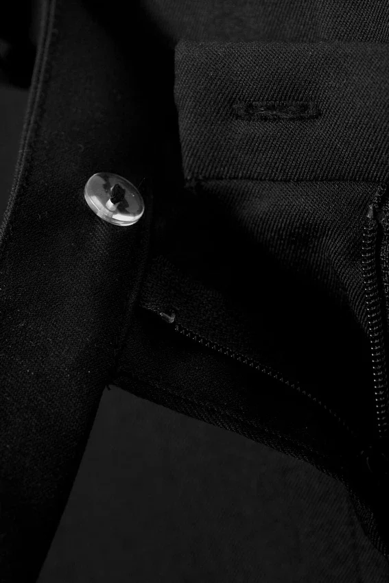 Slim-Fit-Mini-Röckchen mit niedriger Leibhöhe – Schwarz Slim-Fit-Mini-Röckchen mit niedriger Leibhöhe – Schwarz