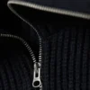 Slim Fit-Strickjacke mit Reißverschluss und Rippmuster – Dunkelblau Slim Fit-Strickjacke mit Reißverschluss und Rippmuster – Dunkelblau
