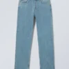 Space Mid Rise Relaxed Straight Jeans – 2000 Blue – Mittelblau Space Mid Rise Relaxed Straight Jeans – 2000 Blue – Mittelblau